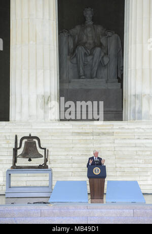 Washingon, Distretto di Columbia, Stati Uniti d'America. Xx gen, 2018. Il presidente Bill Clinton parla dai gradini del Lincoln Memorial durante il cinquantesimo anniversario del dottor Martin Luther King Jr. "Ho un sogno" il discorso e la marzo su Washington per i posti di lavoro e di libertà il 28 agosto 2013. Credito: credito: /ZUMA filo/Alamy Live News Foto Stock