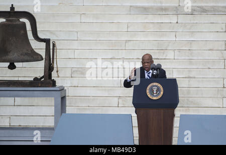 Washingon, Distretto di Columbia, Stati Uniti d'America. Xx gen, 2018. John Lewis parla sui gradini del Lincoln Memorial durante il cinquantesimo anniversario del dottor Martin Luther King Jr. "Ho un sogno" il discorso e la marzo su Washington per i posti di lavoro e di libertà il 28 agosto 2013. Credito: credito: /ZUMA filo/Alamy Live News Foto Stock