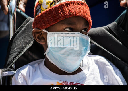 Caracas, Miranda, Venezuela. 6 apr, 2018. Un bambino malato visto la dimostrazione.i pazienti dal Dr JM de los Rios ospedale per bambini protesta al di fuori del centro di salute esigente di forniture mediche e la presenza del Ministro della Salute. Parenti denunciano la mancanza di farmaci, forniture mediche e che per questi motivi molti bambini hanno dovuto interrompere i loro trattamenti. Credito: Roman Camacho/SOPA Immagini/ZUMA filo/Alamy Live News Foto Stock