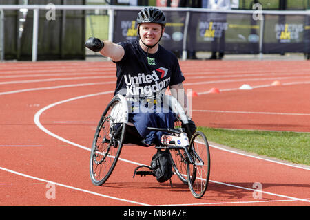 Bath, Regno Unito. 6 Aprile, 2018. Un concorrente è raffigurato all'Università di Bath corsi sportivi Village come egli prende parte al Regno Unito di prove del team per il 2018 Invictus Games.I giochi sono un evento sportivo di feriti servizio attivo e il veterano membri di servizio, 500 concorrenti provenienti da 18 nazioni si sfideranno in 11 sport adattativo in questo anno di Invictus Games che si terrà a Sydney in Australia in ottobre 2018. Credito: lynchpics/Alamy Live News Foto Stock