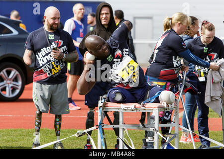 Bath, Regno Unito. 6 Aprile, 2018. Un atleta è raffigurato all'Università di Bath corsi sportivi Village come egli prende parte al Regno Unito di prove del team per il 2018 Invictus Games.I giochi sono un evento sportivo di feriti servizio attivo e il veterano membri di servizio, 500 concorrenti provenienti da 18 nazioni si sfideranno in 11 sport adattativo in questo anno di Invictus Games che si terrà a Sydney in Australia in ottobre 2018. Credito: lynchpics/Alamy Live News Foto Stock