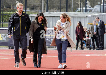 Bath, Regno Unito. 6 Aprile, 2018. Il principe Harry (L), Meghan Markle (centro) sono raffigurati a parlare con il Invictus Games Regno Unito team di chef de mission Jayne Kavanagh (R) all'Università di Bath corsi sportivi Village come frequentano il team britannico prove per il 2018 Invictus giochi. I giochi sono un evento sportivo di feriti servizio attivo e il veterano membri di servizio, 500 concorrenti provenienti da 18 nazioni si sfideranno in 11 sport adattativo in questo anno di Invictus Games che si terrà a Sydney in Australia in ottobre 2018. Credito: lynchpics/Alamy Live News Foto Stock