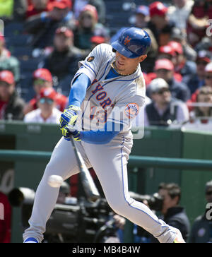 Washington, Distretto di Columbia, Stati Uniti d'America. 5 apr, 2018. New York Mets shorstop Asdrubal Cabrera (13) motivi fuori nel primo inning contro i cittadini di Washington a cittadini Parco di Washington, DC il giovedì, 5 Aprile 2018.Credit: Ron Sachs/CNP. Credito: Ron Sachs/CNP/ZUMA filo/Alamy Live News Foto Stock