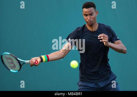 Key Biscayne, Florida, Stati Uniti d'America. Xix Mar, 2018. Calvin Hemery dalla Francia restituisce contro Yannick Hanfmann dalla Germania durante un turno di qualificazione al 2018 Miami Open presentato da Itau professional tennis tournament, giocato al Crandon Park Tennis Center di Key Biscayne, Florida, Stati Uniti d'America. Mario Houben/CSM/Alamy Live News Foto Stock