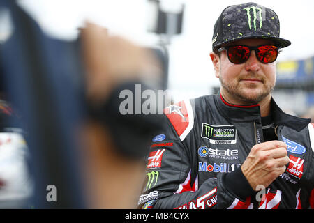 Ft. Vale la pena, Texas, Stati Uniti d'America. 6 apr, 2018. Aprile 06, 2018 - Ft. Vale la pena, Texas, Stati Uniti d'America: Kurt Busch (41) è appeso fuori sulla strada pit prima delle qualifiche per l'O'Reilly Auto parti 500 al Texas Motor Speedway in Ft. Vale la pena, Texas. Credito: Chris Owens Asp Inc/ASP/ZUMA filo/Alamy Live News Foto Stock