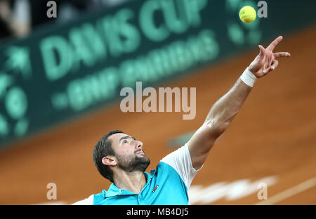 Varazdin, Croazia. 6 apr, 2018. Marin CILIC di Croazia serve la sfera contro Dmitry Popko del Kazakistan durante la Coppa Davis singles al World Group quarterfinal tra la Croazia e il Kazakistan in Varazdin, Croazia, il 6 aprile 2018. Marin CILIC ha vinto 3-0. Credito: Sanjin Strukic/Xinhua/Alamy Live News Foto Stock