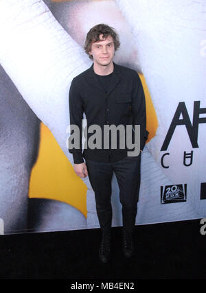 BEVERLY HILLS, CA - 06 aprile: Attore Evan Peters assiste per la vostra considerazione Red Carpet evento per 'American orrore storia: Cult" al teatro di WGA per il 6 aprile, 2018 a Beverly Hills, la California. Foto di Barry re/Alamy Live News Foto Stock