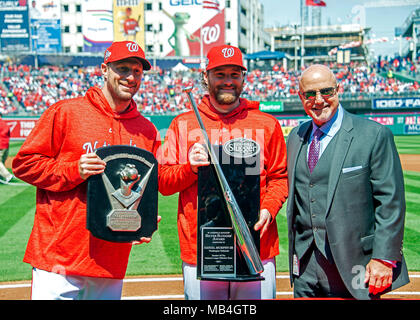 Cittadini di Washington a partire lanciatore Max Scherzer (31), a sinistra contiene il 2017 Cy giovane premio; Washington cittadini secondo baseman Daniel Murphy (20), centro tiene il suo 2017 Silver Slugger award, come essi posano per una foto con Mike Rizzo, direttore generale e presidente di operazioni di baseball dei cittadini di Washington, prima di una partita contro i New York Mets a cittadini Parco di Washington, DC il giovedì, 5 aprile 2018. Il Mets ha vinto il gioco 8-2. Credito: dpa picture alliance/Alamy Live News Foto Stock