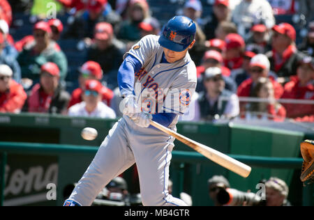 New York Mets sinistra fielder Michael conforto (30) colpisce nel primo inning contro i cittadini di Washington a cittadini Parco di Washington, DC il giovedì, 5 aprile 2018. Credito: dpa picture alliance/Alamy Live News Foto Stock