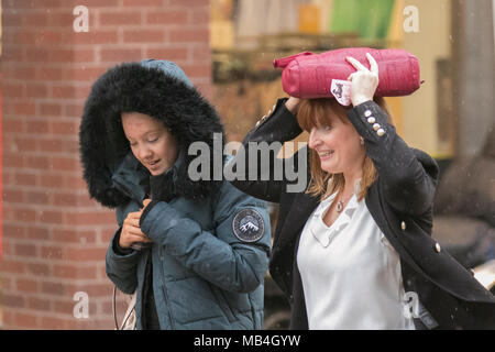 Blackpool Lancashire. Regno Unito Meteo. 07/04/2018. Wet, soggy, Rainy day in Blackpool con pioggia diventano persistenti e pesanti rovesci a volte attraverso il pomeriggio. Credito: MediaWorldImages/AlamyLiveNews Foto Stock