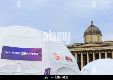 Trafalgar Square, Londra, 7 aprile 2018. I bambini, i genitori e gli altri visitatori hanno divertimento il coinvolgimento con i giochi. Trafalgar Square è trasformato in un giorno di giochi solo festival che copre l'e-sport, mani sui giochi, workshop plus augmented reality games - come parte del più ampio di Londra Festival di giochi in esecuzione aprile 5-15th con una varietà di eventi. Credito: Imageplotter News e sport/Alamy Live News Foto Stock