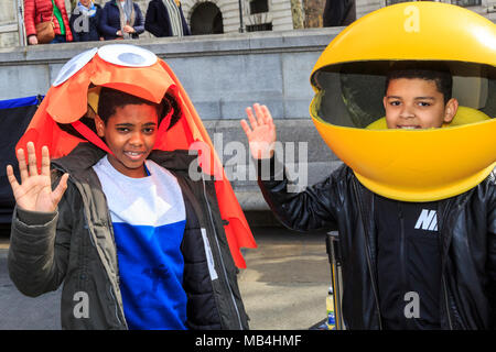 Trafalgar Square, Londra, 7 aprile 2018. Due ragazzi piace giocare in "realtà effettiva Arcade'. Trafalgar Square è trasformato in un giorno di giochi solo festival che copre l'e-sport, mani sui giochi, workshop plus augmented reality games - come parte del più ampio di Londra Festival di giochi in esecuzione aprile 5-15th con una varietà di eventi. Credito: Imageplotter News e sport/Alamy Live News Foto Stock