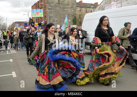 Govanhill, Glasgow, Scotland, Regno Unito. 7 Aprile, 2018. Il quinto annuale internazionale di Roma giornata è stata celebrata in Govanhill oggi con una parata, abito tradizionale, cibo e musica. Foto Stock