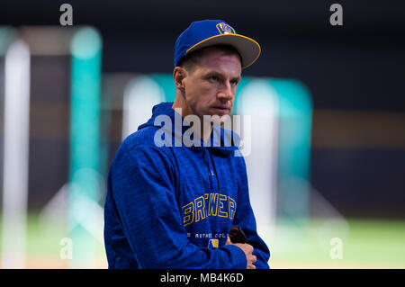 Milwaukee, WI, Stati Uniti d'America. 6 apr, 2018. Milwaukee Brewers manager Craig Counsell #30 prima della Major League Baseball gioco tra il Milwaukee Brewers e il Chicago Cubs a Miller Park di Milwaukee, WI. John Fisher/CSM/Alamy Live News Foto Stock