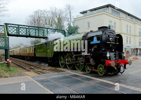 Tornado in Surrey. Il Belmond 'Paddington il tè del pomeriggio treno' LNER A1 classe 4-6-2 n. 60163 Tornado Treno a Vapore velocità attraverso Reigate, Surrey in rotta per Victoria, 1504hrs sabato 7 aprile 2018. Foto di ©Lindsay Constable/Alamy Live News Foto Stock