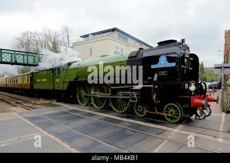 Tornado in Surrey. Il Belmond 'Paddington il tè del pomeriggio treno' LNER A1 classe 4-6-2 n. 60163 Tornado Treno a Vapore velocità attraverso Reigate, Surrey in rotta per Victoria, 1504hrs sabato 7 aprile 2018. Foto di ©Lindsay Constable/Alamy Live News Foto Stock