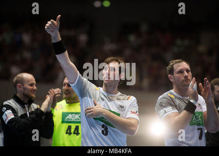 Dortmund, Germania. Il 7 aprile 2018. Pallamano: Partita internazionale, Germania vs Serbia nel Westfalenhalle. In Germania i giocatori che circonda il capitano Uwe Gensheimer (C) dando grazie ai tifosi dopo la partita. Foto: Bernd Thissen/dpa Foto Stock