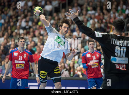 Dortmund, Germania. Il 7 aprile 2018. Pallamano: Partita internazionale, Germania vs Serbia nel Westfalenhalle. La Germania Uwe Gensheimer (C) punteggio contro la Serbia il portiere Tibor Ivanisevic. Foto: Bernd Thissen/dpa Foto Stock