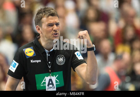 Dortmund, Germania. Il 7 aprile 2018. Pallamano: Partita internazionale, Germania vs Serbia nel Westfalenhalle. Germania head coach Christian Prokop (R) a fare il tifo per il suo team. Foto: Bernd Thissen/dpa Foto Stock