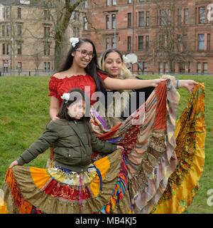 Govanhill, Glasgow, Scotland, Regno Unito. 7 Aprile, 2018. Il quinto annuale internazionale di Roma giornata è stata celebrata in Govanhill oggi con una parata, abito tradizionale, cibo e musica. Foto Stock