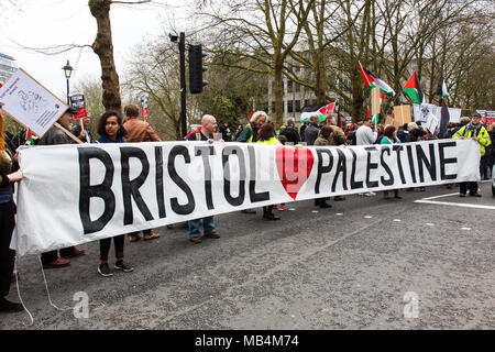 Bristol, Regno Unito. Il 7 aprile 2018. Diverse centinaia di manifestanti hanno marciato attraverso il centro di Bristol a sostegno dei palestinesi nella striscia di Gaza. Militanti chiede a Israele di smettere di uccidere palestinesi e hanno invitato la gente a boicottare le merci israeliane. Bristol, Regno Unito. Il 7 aprile 2018. Credito: Fotografia Redorbital/Alamy Live News Foto Stock