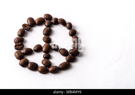 Vista superiore del torrefatto caffè organico fagioli come concetto decorativo della pace, il commercio equo e solidale o la pazienza. Foto Stock