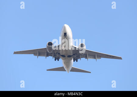 ISTANBUL, Turchia - Gennaio 06, 2018: Air Algerie Boeing 737-6D6 (CN 30209) in atterraggio a Istanbul Ataturk. Air Algerie è la compagnia aerea nazionale del Foto Stock