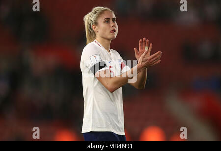 Inghilterra per donna Steph Houghton elogia gli appassionati dopo il fischio finale durante il 2019 FIFA Coppa del Mondo Donne qualifica, gruppo 1 corrisponde al St Mary's Stadium, Southampton. Foto Stock