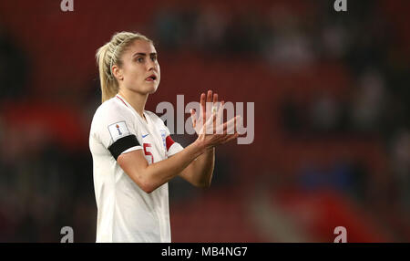 Inghilterra per donna Steph Houghton elogia gli appassionati dopo il fischio finale durante il 2019 FIFA Coppa del Mondo Donne qualifica, gruppo 1 corrisponde al St Mary's Stadium, Southampton. Stampa foto di associazione. Picture Data: venerdì 6 aprile 2018. Vedere PA storia calcio Inghilterra le donne. Foto di credito dovrebbe leggere: John Walton/filo PA. Restrizioni: Utilizzo soggetto a restrizioni FA. Solo uso editoriale. Uso commerciale solo con il preventivo consenso scritto di FA. Nessuna modifica tranne il ritaglio. Foto Stock