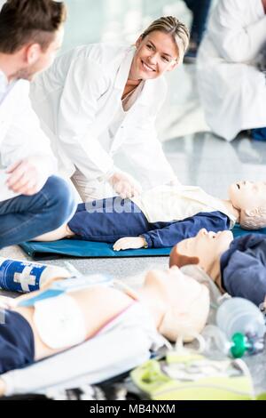 I medici impresa formazione CPR su fantocci. Foto Stock