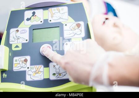 Defibrillatore automatico esterno della formazione. Foto Stock