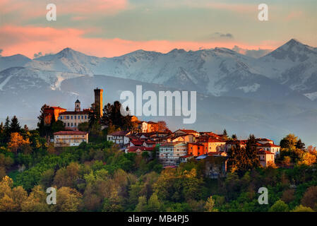 Il sole che illumina il borgo di Rocca Ciglié nelle Langhe, con la sua antica Torre (XIII secolo ?) e il castello dei Conti Capris. Foto Stock