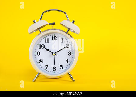 Vecchio orologio retrò su sfondo giallo e lo spazio per il testo Foto Stock