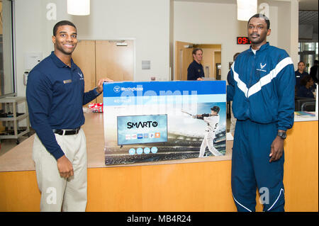 2 Lt. D'Angelo Turner, 436th vigore supporto capo squadrone di sport e fitness, presenta un premio per il Senior Airman Lorenzo Bethune, 436th Comptroller squadrone operazioni finanziarie tecnico, dopo il giorno di San Valentino 5k/10k 14 febbraio 2018, alla Dover Air Force Base, Del. oltre $1000 che vale la pena di premi sono stati sorteggiato e rilasciato ai partecipanti della corsa. Foto Stock