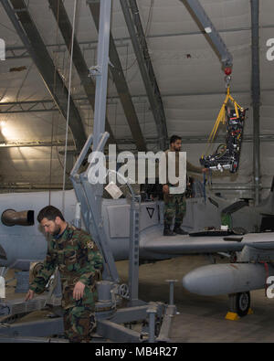 Afghan Air Force A-29 i manutentori rimuovere un sedile di espulsione di Febbraio 14, 2018 a Kabul Air Wing, Afghanistan. Alcuni manutentori AAF hanno il compito unico di essere necessaria per essere di munizioni e di armi e qualificati in uscita. Foto Stock