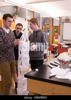 Gli studenti Bobby, Kevin, Noè del De Sales Catholic High School di Walla Walla, WA. Lavorare su un edificio a torre di carta per gli Stati Uniti Esercito di ingegneri, e settimana Concorso "svettante verso l'immaginazione." Gli studenti ovunque, Walla Walla College, luogo e Pendleton medio e Alta Scuola parteciperanno nel corpo la concorrenza dal 20 febbraio al 26 ingegneri di Corps distretti sono nelle aule di introdurre i concetti di ingegneria per studenti e insegnanti, utilizzando mani sui progetti per collegarli al real-mondo carriere nel gambo. Il corpo degli ingegneri" missione è dedicare Foto Stock