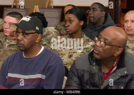 ANSBACH, Germania. Febbraio 15, 2018. Storia nero mese 2018 osservanza fu celebrata a Von Steuben Centro Comunitario a Bismark Kaserne ospitato da U. S. Army Garrison (USAG) Ansbach e la dodicesima combattere la Brigata Aerea. Le osservazioni di apertura dal 1° Sgt. Alvin T. Bianco, Primo Sergente USAG Ansbach. Oratori ospiti il sig. Tyrone D. Arnold e la Sig.ra Stacy Steinhoff. (Brevetto statunitense n. S. esercito video da parte di Visual Information Specialist Eugen Warkentin) Foto Stock