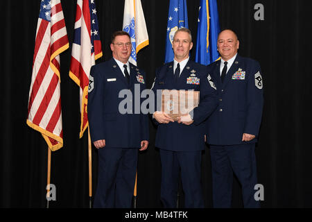 Il comando Chief Master Sgt. Thomas A. Jones, a sinistra il comando dello stato capo comandante sergente dell'Ohio Air National Guard e il comando Master Chief Sgt. Edward Wagner, a destra il comando Capo Comandante Sergente del centottantesimo Fighter Wing, attuale Chief Master Sgt. John D. Gibson, assegnato al centottantesimo Fighter Wing, con una placca durante il capo del riconoscimento la cena Feb. 15 presso la Nationwide Conference Center in Columbus, Ohio. Il capo del riconoscimento la cena è tenuto a riconoscere gli avieri che hanno recentemente promosso al rango di Capo Comandante Sergente o hanno recentemente andato in pensione come uno. Foto Stock