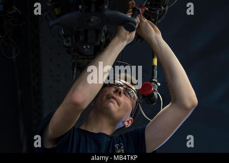 Senior Airman Connor Martin, ventesimo Manutenzione aeromobili unità membro di equipaggio, prepara una bomba rack per essere caricati a Barksdale Air Force Base, La., Feb 16, 2018. Gli equipaggi sono responsabili per assicurarsi che il velivolo e di bombardare i rack sono di sicuro prima del caricamento delle munizioni. Foto Stock