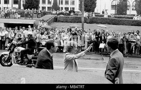 Rosalynn Carter, moglie del presidente Jimmy Carter, onde la folla in San Francisco, California Foto Stock