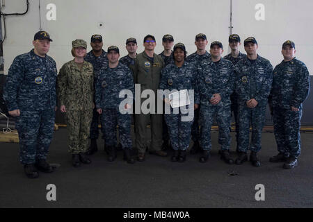 NORFOLK, Virginia (feb. 16, 2018) -- USS Gerald Ford (CVN 78) Reattore dipartimento marinai posano per una foto di gruppo con il cap. Brent Gaut, Ford executive officer e il comando Master Chief Laura Nunley. Foto Stock