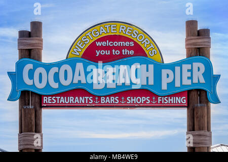 Cocoa Beach, Florida, Stati Uniti d'America - 30 Marzo 2018: storico al molo di Cocoa Beach si trova a 800 metri di lunghezza ed è la casa di ristoranti, bar e negozi di articoli da regalo. Foto Stock