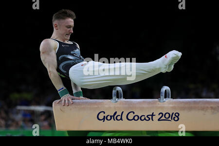 L'Inghilterra del Nilo Wilson sul cavallo per il suo modo di vincere una medaglia d'oro in uomini individuale All-Round finale con pullman Ben Collie a Coomera centro sportivo coperto durante il giorno tre del 2018 Giochi del Commonwealth in Gold Coast, Australia. Foto Stock