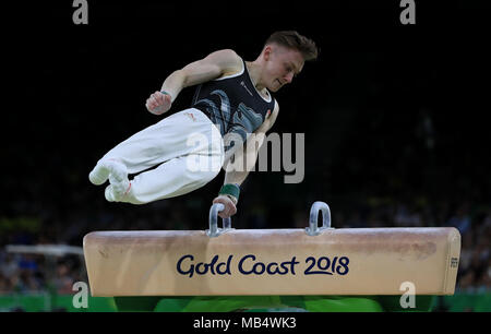 Il Nilo Wilson dell'Inghilterra sul cavallo di Pommel sulla sua strada per vincere una medaglia d'oro nella finale individuale All-Round degli uomini con ben Collie allenatore al centro sportivo al coperto di Coomera durante il giorno tre dei Giochi del Commonwealth 2018 nella Gold Coast, Australia. Foto Stock