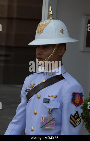 Re Tailandese guardie del custodire la Famiglia Reale al Grand Palace a Bangkok, in Thailandia. Foto Stock