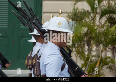 Re Tailandese guardie del custodire la Famiglia Reale al Grand Palace a Bangkok, in Thailandia. Foto Stock