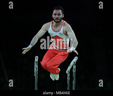 L'Inghilterra del James Hall sulle barre parallele sul suo modo di vincere una medaglia d'argento nella Uomini Individuale All-Round finale al Coomera centro sportivo coperto durante il giorno tre del 2018 Giochi del Commonwealth in Gold Coast, Australia. Foto Stock