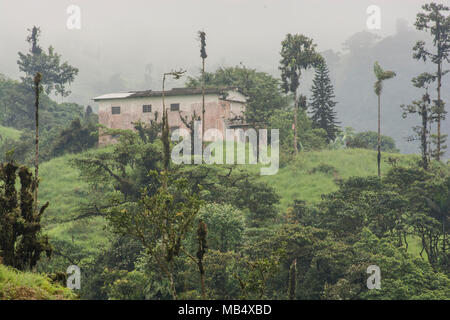 Un edificio abbandonato su una collina nelle Ande pedemontana nella provincia di El Oro, Ecuador. Foto Stock