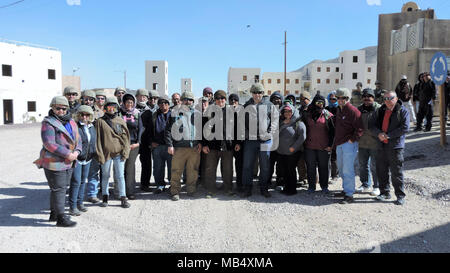 Membri della Killeen e Harker Heights Camera di Commercio di prendere una foto di gruppo con il ruolo civile i giocatori a sostegno del National Training Center a Fort Irwin, California, 18 febbraio, 2018. Il Killeen e Harker Heights Camere di Commercio visita NTC è progettata per rafforzare le relazioni tra i dirigenti civili nel circostante Fort Hood comunità e i membri del servizio assegnato a Fort Hood, Texas. Foto Stock