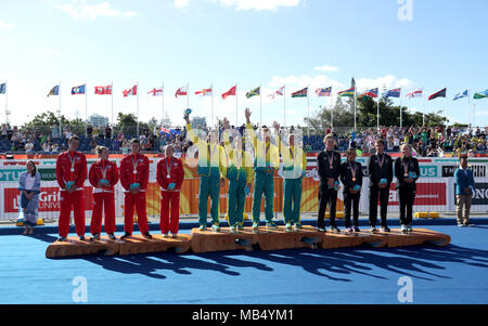 Australia (centro) Giacobbe Birtwhistle, Ashleigh Gentle, Matteo Hauser e Gillian Backhouse festeggiare la conquista oro con l'Inghilterra del Alistair Brownlee, Jessica Learmonth, Jonathan Brownlee e Vicky Holland (argento) e Nuova Zelanda Tayler Reid, Andrea Hewitt, Ryan Sissons e Nicole Van Der Kaay (bronzo) durante il team misti Triathlon relè finale al Southport Broadwater Parklands durante il giorno tre del 2018 Giochi del Commonwealth in Gold Coast, Australia. Foto Stock